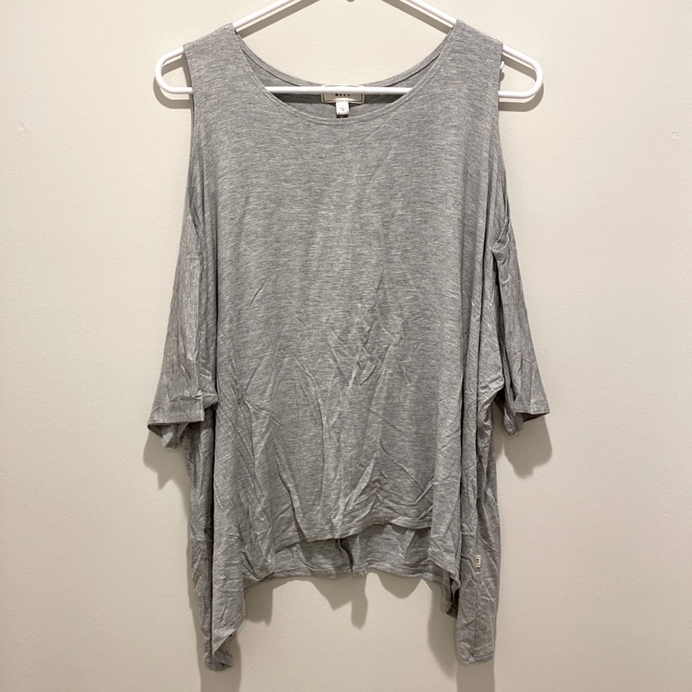 NYTT Cold Shoulder Flowy Top